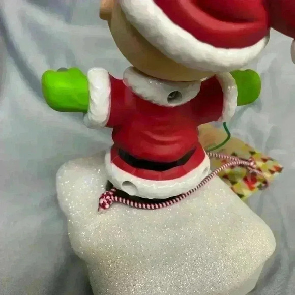 Hallmark 2015 Peanuts Gang Christmas Music and Light Show featuring Linus NWT - Picture 14 of 16